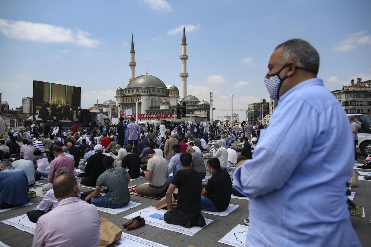 La preghiera di fronte alla moschea in piazza Taksim a Istanbul