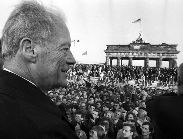Willy Brandt alla Porta di Brandeburgo dopo la caduta del Muro di Berlino (1989)