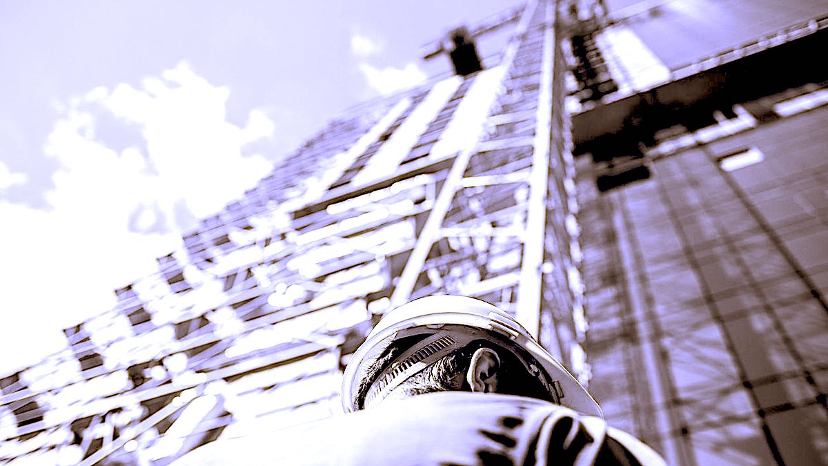 Operaio al lavoro in un cantiere edile - Appalti