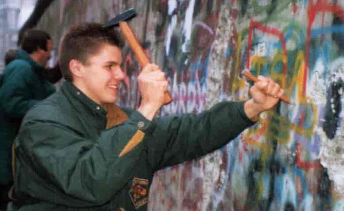 9 novembre 1989: Un giovane armato di martello al Muro di Berlino