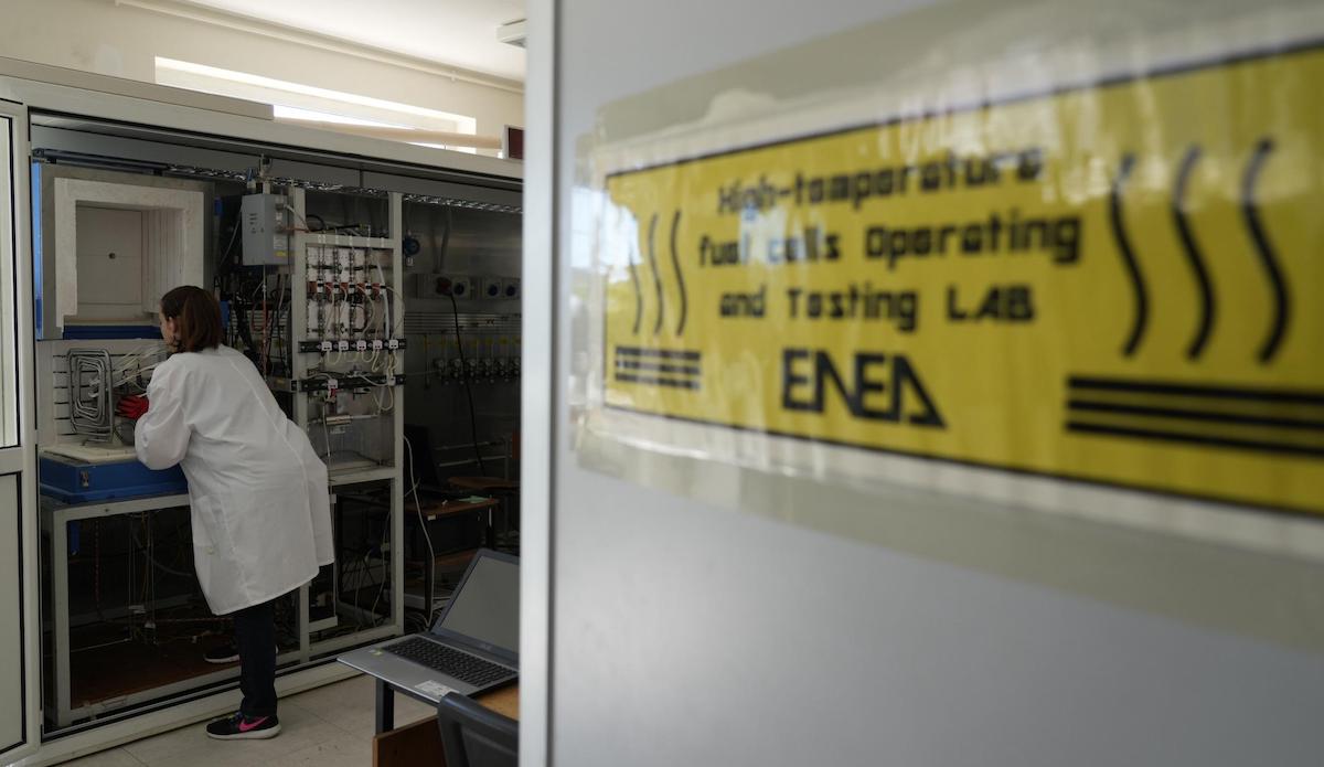 Una ricercatrice all'interno del Centro Enea di Casaccia - Foto LaPresse