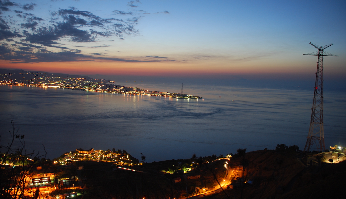 Una veduta dello Stretto di Messina - Wikimedia Commons